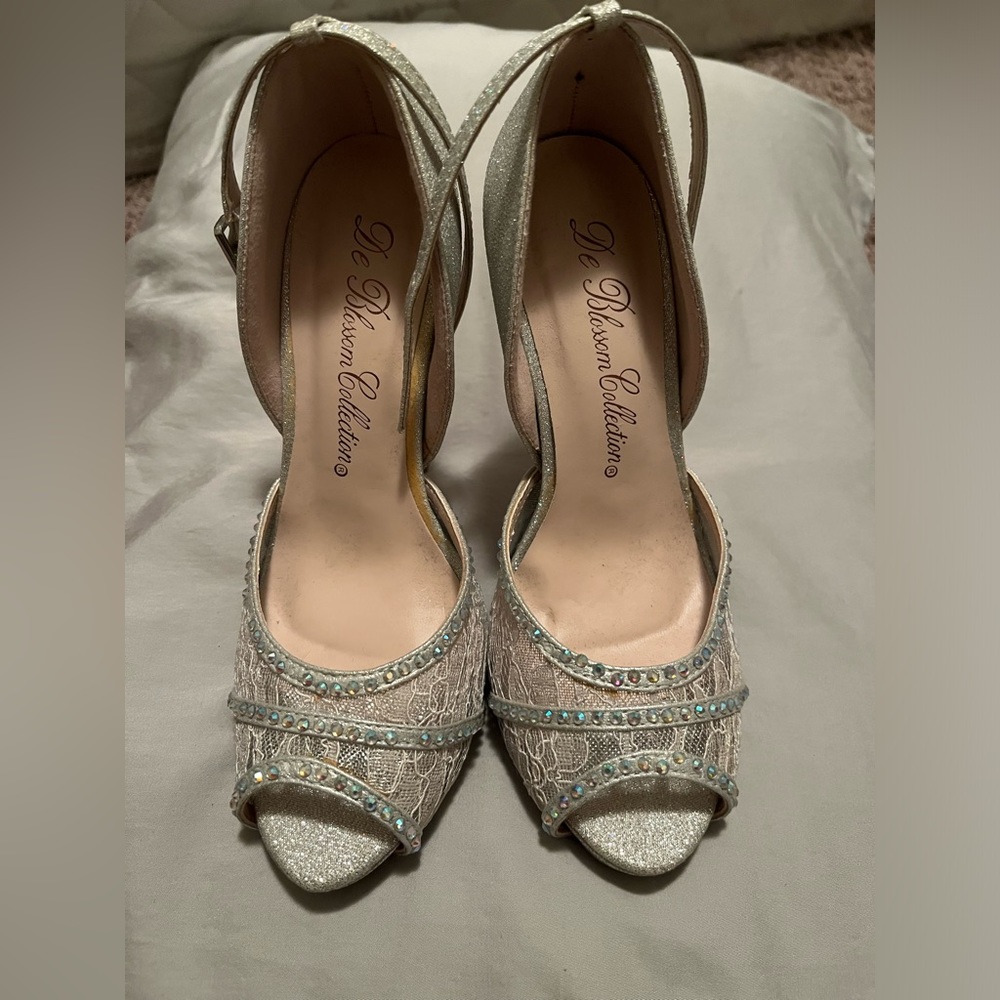 Beautiful metallic and lace heels perfect for grad or wedding! Worn once